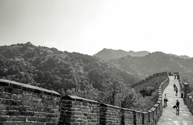 Photo vue panoramique en noir et blanc de la grande muraille de mutianyu à pékin