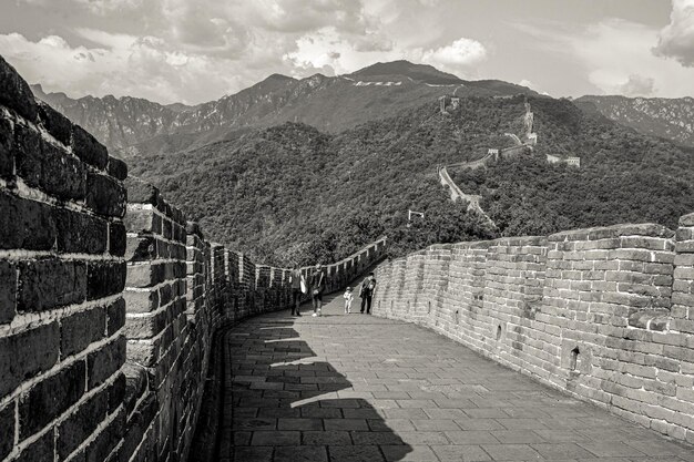 Photo vue panoramique en noir et blanc de la grande muraille de mutianyu à pékin