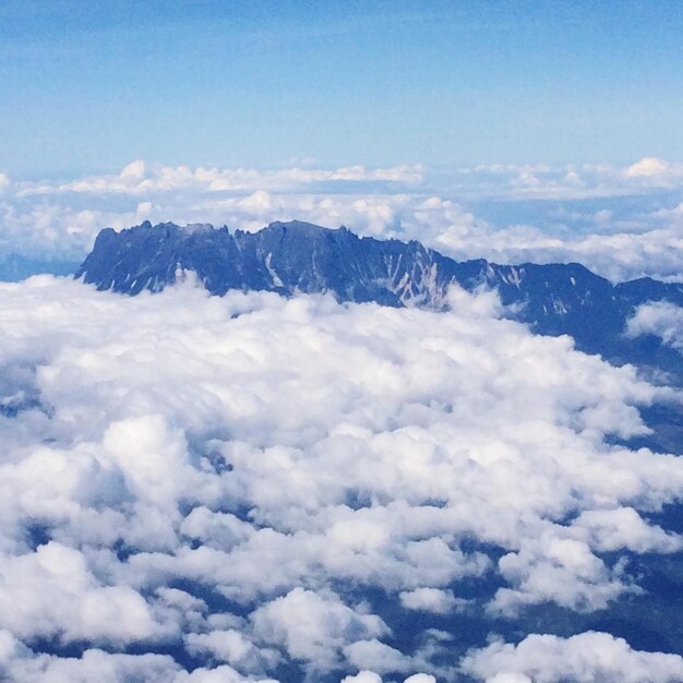 Photo vue panoramique des nuages au-dessus des montagnes contre le ciel