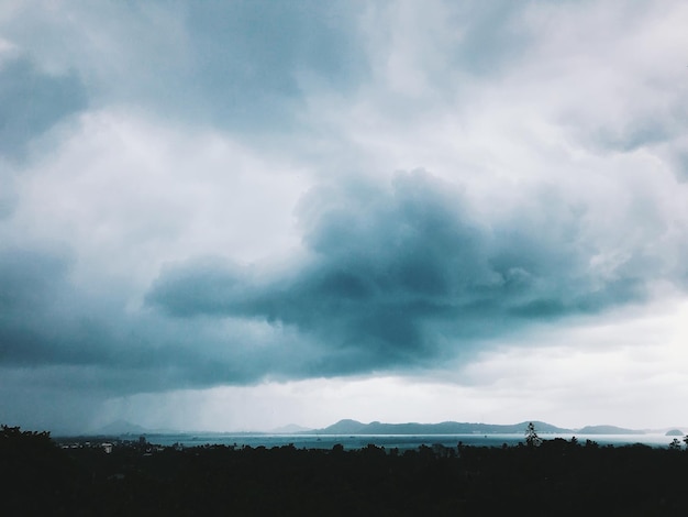 Vue panoramique des nuages d'orage sur le paysage en silhouette