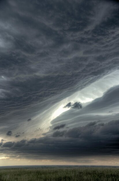 Vue panoramique des nuages d'orage sur le paysage