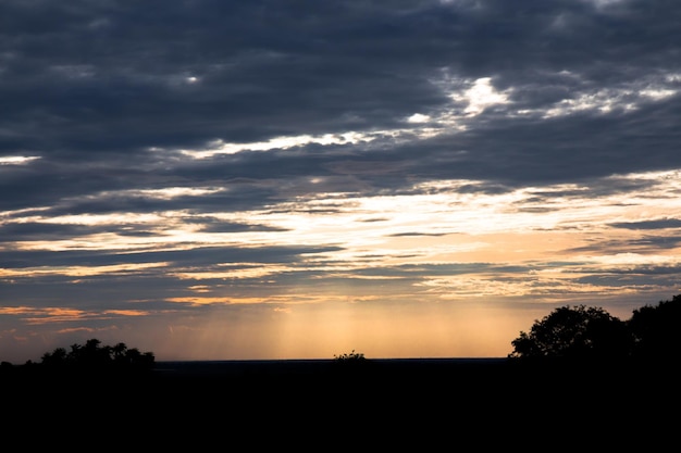 Vue panoramique des nuages avec les rayons du soleil rayonnant Phnom Bakheng au coucher du soleil Angkor WatCambodge