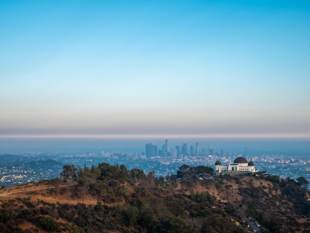 Vue panoramique de l'observatoire Griffith et de la ville de Los Angeles