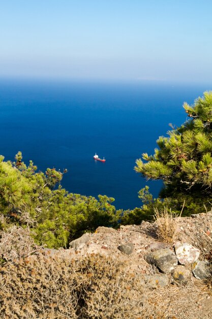 Vue panoramique sur l'océan bleu et voilier de falaise