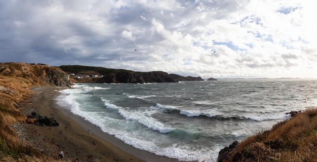 Vue panoramique sur un océan déchaîné sur la côte atlantique