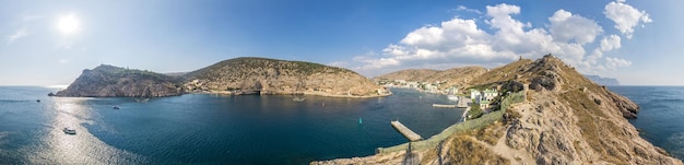 Vue panoramique panoramique sur la baie de balaclava avec yachts depuis les ruines de la forteresse génoise chembalo