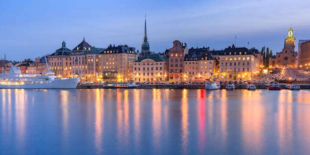 Vue panoramique panoramique de gamla stan dans la vieille ville de stockholm pendant l'heure bleue du matin capitale de...