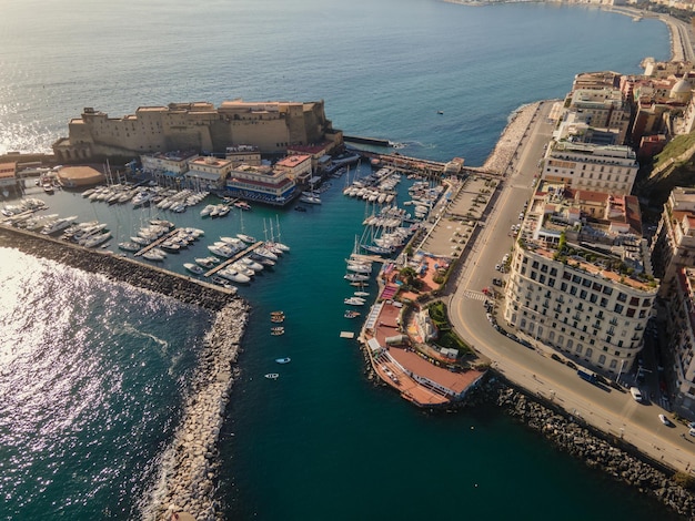 Vue panoramique par drone de toute la ville de Naples dans le sud de l'Italie.