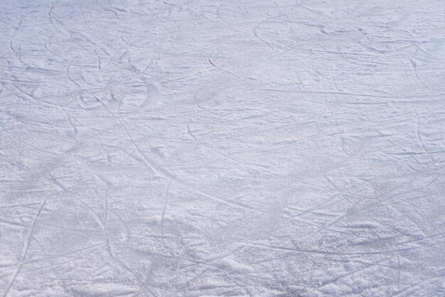 Vue panoramique d'une patinoire à glace à la surface rayée.