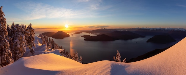 Vue panoramique sur le paysage canadien lors d'un coucher de soleil d'hiver coloré