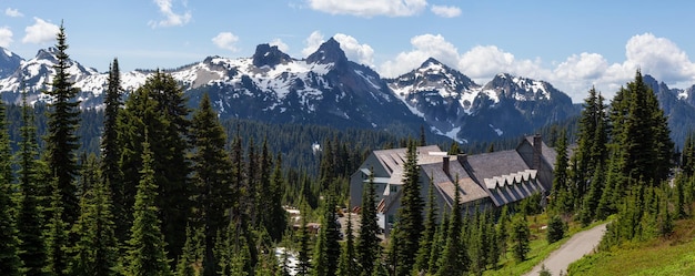 Vue panoramique sur le paysage de montagne américain avec un chalet