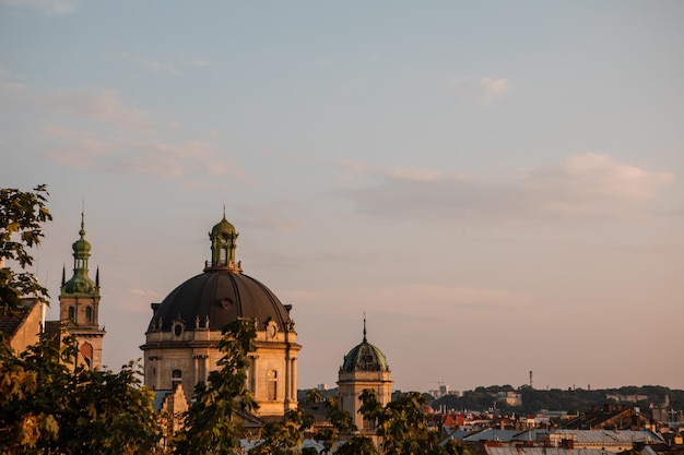 Vue panoramique sur le paysage urbain du coucher de soleil sur la ville de Lviv