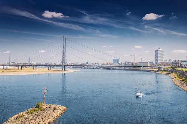 Photo vue panoramique sur le paysage urbain du pont automobile suspendu rheinkniebrucke sur le rhin à düsseldorf en allemagne