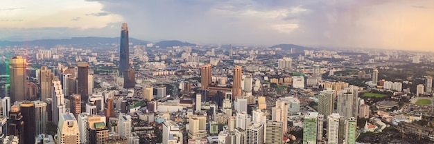 Vue panoramique sur le paysage urbain de kuala lumpur sur les toits de la ville de kuala lumpur en soirée au coucher du soleil