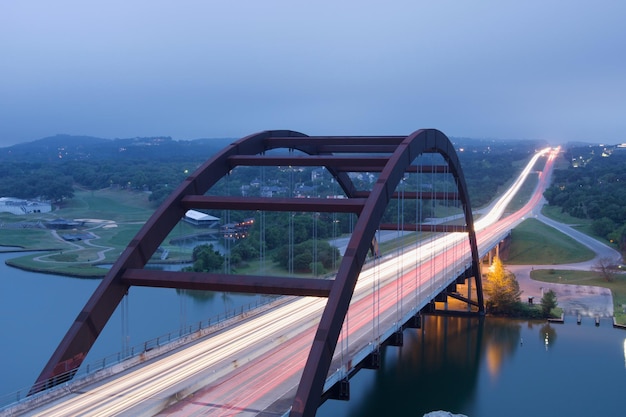 Vue panoramique sur le Pennybacker Bridge à Austin au Texas