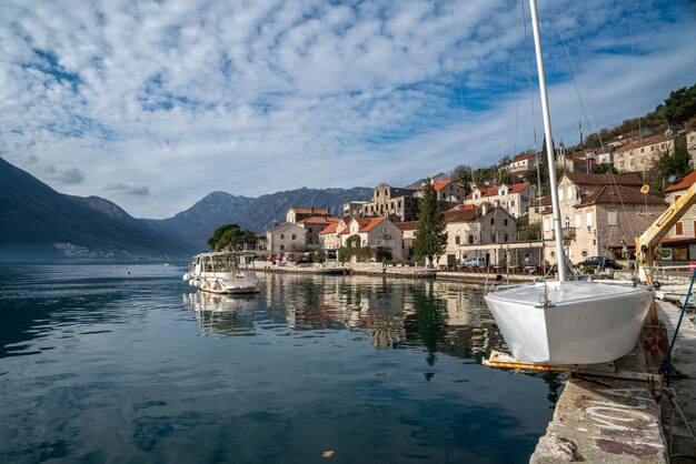 Vue panoramique de Perast Monténégro avec vue sur les montagnes près de la merveilleuse mer Adriatique