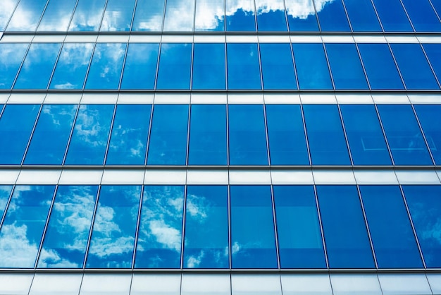 Vue panoramique et en perspective de dessous de gratte-ciel en verre bleu acier