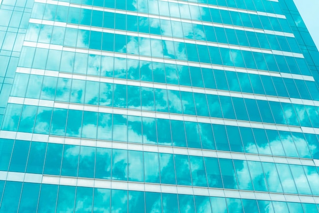 Vue panoramique et en perspective de dessous de gratte-ciel en verre bleu acier