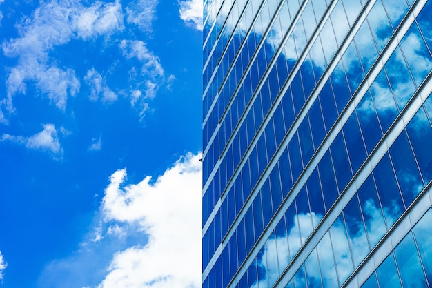 Vue panoramique et en perspective de dessous de gratte-ciel en verre bleu acier