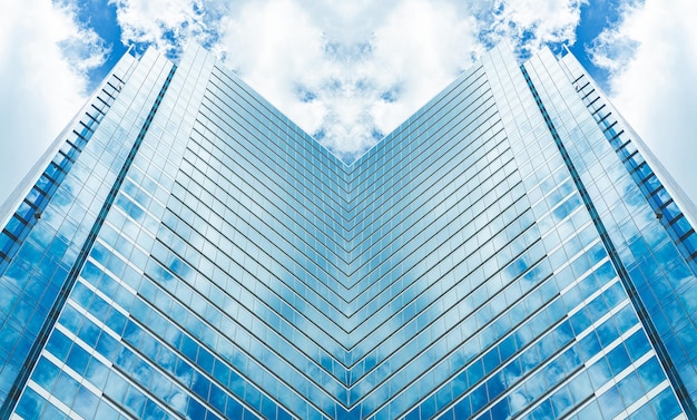 Vue panoramique et en perspective de dessous de gratte-ciel en verre bleu acier