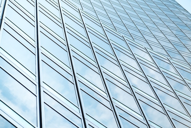 Vue panoramique et perspective du dessous sur les gratte-ciel en verre bleu acier, concept d'entreprise d'architecture industrielle réussie