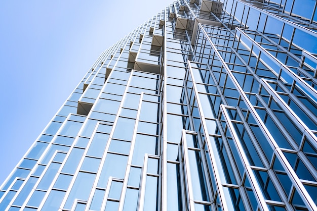 Vue panoramique et perspective du dessous sur les gratte-ciel en verre bleu acier, concept d'entreprise d'architecture industrielle réussie