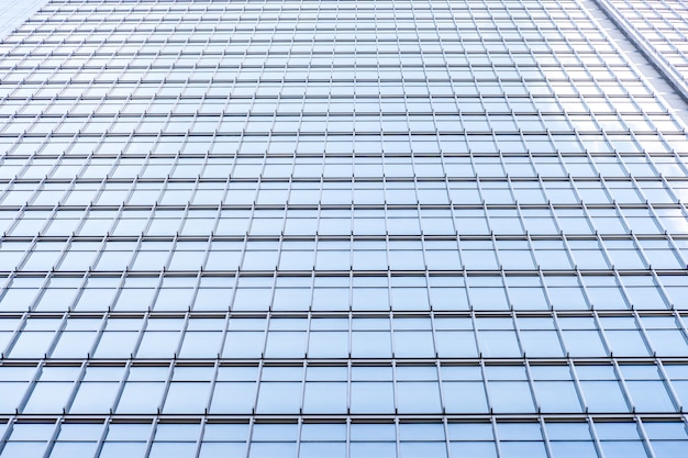 Vue panoramique et perspective du dessous sur les gratte-ciel en verre bleu acier, concept d'entreprise d'architecture industrielle réussie