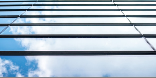 Vue panoramique et perspective du dessous sur les gratte-ciel en verre bleu acier, concept d'entreprise d'architecture industrielle réussie