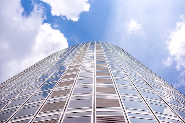 Vue panoramique et perspective du dessous sur les gratte-ciel en verre bleu acier, concept d'entreprise d'architecture industrielle réussie