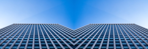 Vue panoramique et perspective du dessous sur les gratte-ciel en verre bleu acier, concept d'entreprise d'architecture industrielle réussie