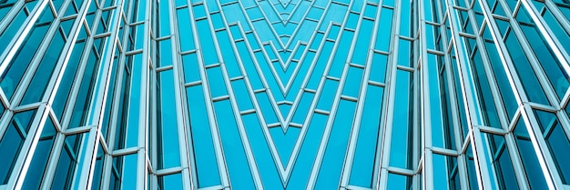 Vue panoramique et perspective du dessous sur les gratte-ciel en verre bleu Tiffany en acier, concept d'entreprise d'architecture industrielle réussie