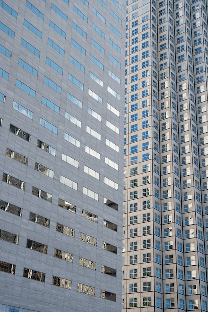 Vue panoramique et perspective grand angle sur fond bleu acier de gratte-ciel en verre dans le centre-ville futuriste moderne la nuit Concept d'entreprise d'une architecture industrielle réussie