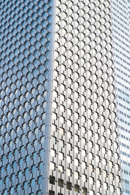 Vue panoramique et perspective grand angle sur fond bleu acier d'un immeuble de grande hauteur en verre