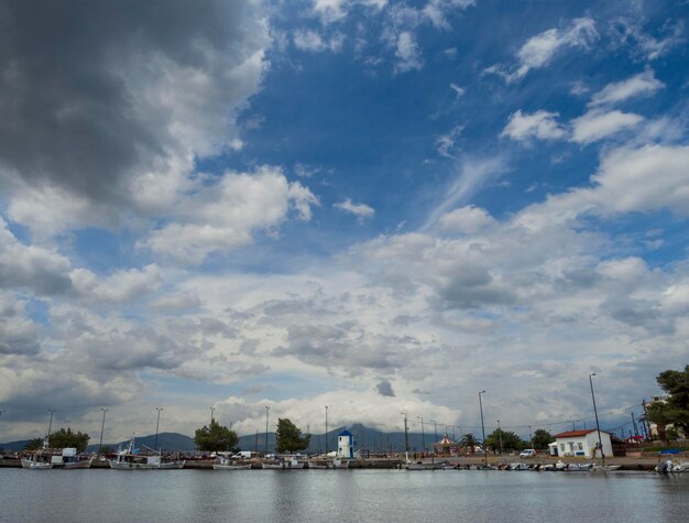 Vue panoramique de la petite église grecque avec des cumulus sur le front de mer sur l'île Evia Grèce