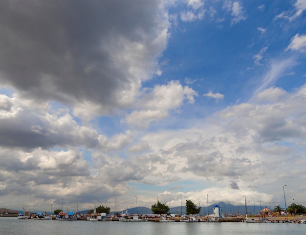 Vue panoramique de la petite église grecque avec des cumulus sur le front de mer sur l'île Evia Grèce