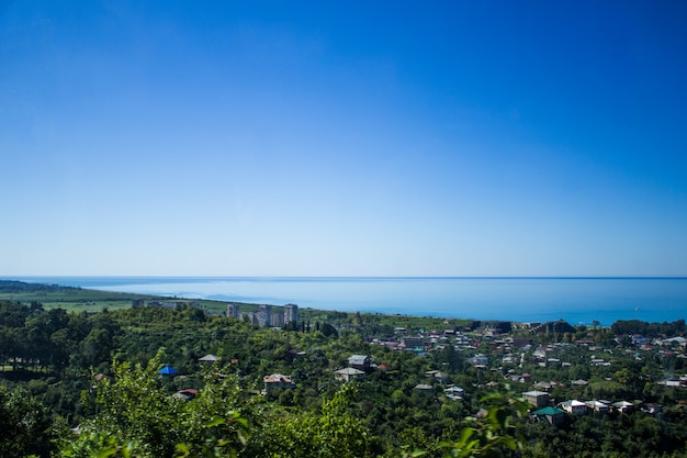 Vue panoramique d'une petite ville avec mer et ciel