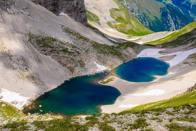 Photo vue panoramique de petits lacs dans les montagnes