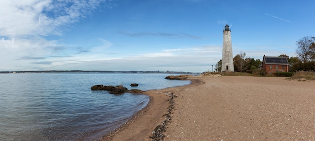 Vue panoramique sur un phare sur la côte de l'océan Atlantique