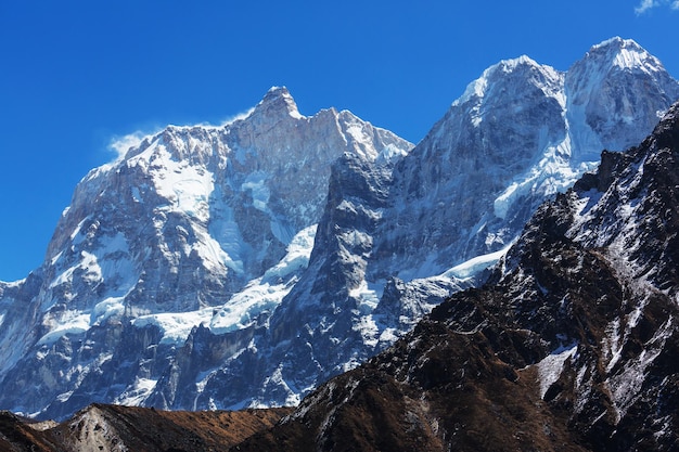 Vue panoramique sur le pic de Jannu, région de Kanchenjunga, Himalaya, Népal.