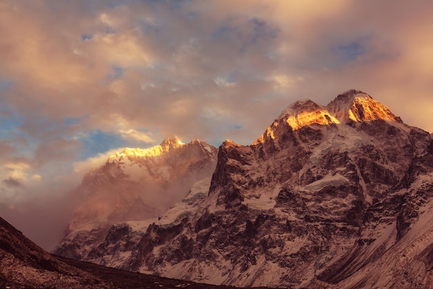 Vue panoramique sur le pic de Jannu, région de Kanchenjunga, Himalaya, Népal.