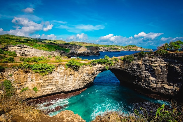 Vue panoramique de la piscine naturelle et des falaises contre le ciel
