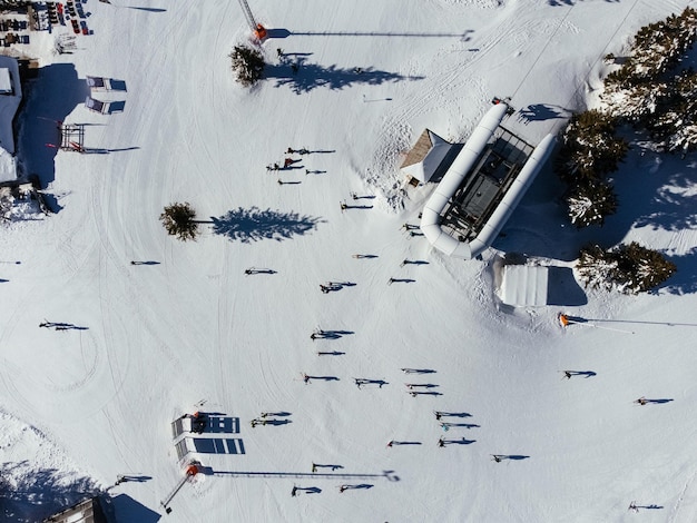 Vue panoramique sur la piste de ski avec les montagnes et le bois Station de ski de Kopaonic en Serbie