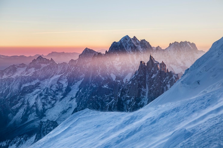 Photo vue panoramique sur les pitons rocheux de l'aiguille du midi au lever du soleil