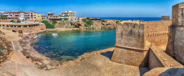 Vue panoramique sur le pittoresque château aragonais, alias Le Castella, sur la mer Ionienne dans la ville d'Isola di Capo Rizzuto, Italie