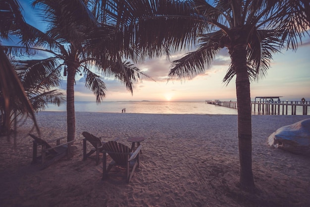 Vue panoramique de la plage au coucher du soleil