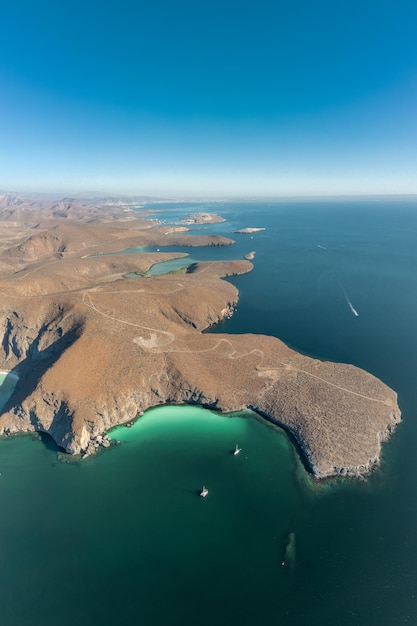 Photo vue panoramique de la plage de balandra avec des montagnes en arrière-plan à la paz bcs, mexique