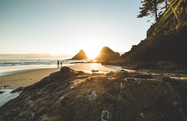 Vue panoramique sur la plage contre le ciel au coucher du soleil
