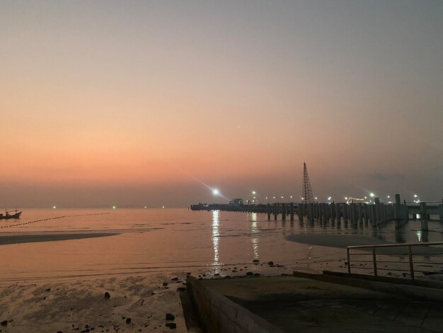 Photo vue panoramique de la plage contre le ciel au coucher du soleil