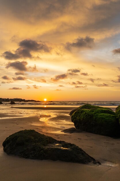 Vue panoramique de la plage contre le ciel au coucher du soleil