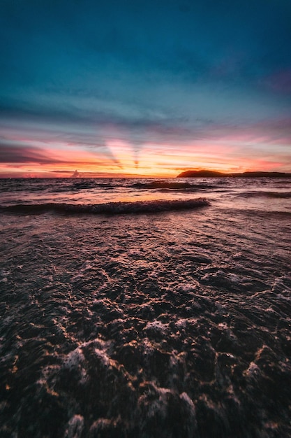 Vue panoramique de la plage contre le ciel au coucher du soleil